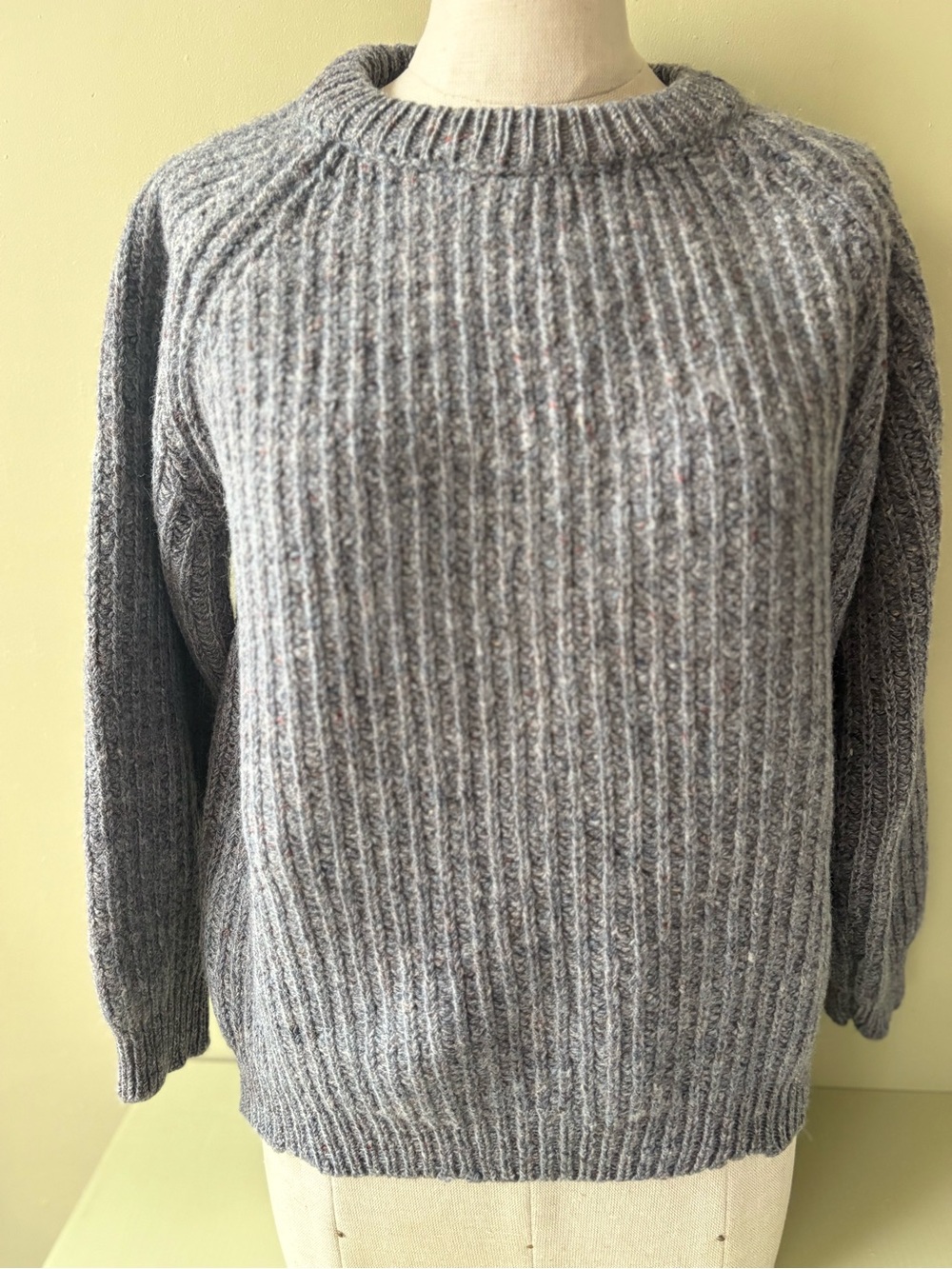 Irish wool Women's Gray Crewneck Ribbed Knit Sweater Sz 40